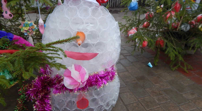 Снеговик из пластиковых стаканов