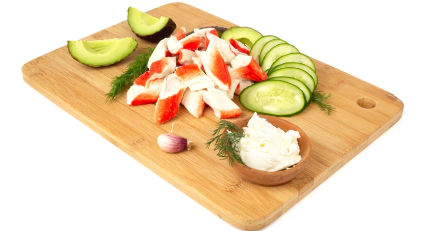 Рулетики из крабовых палочек с авокадо