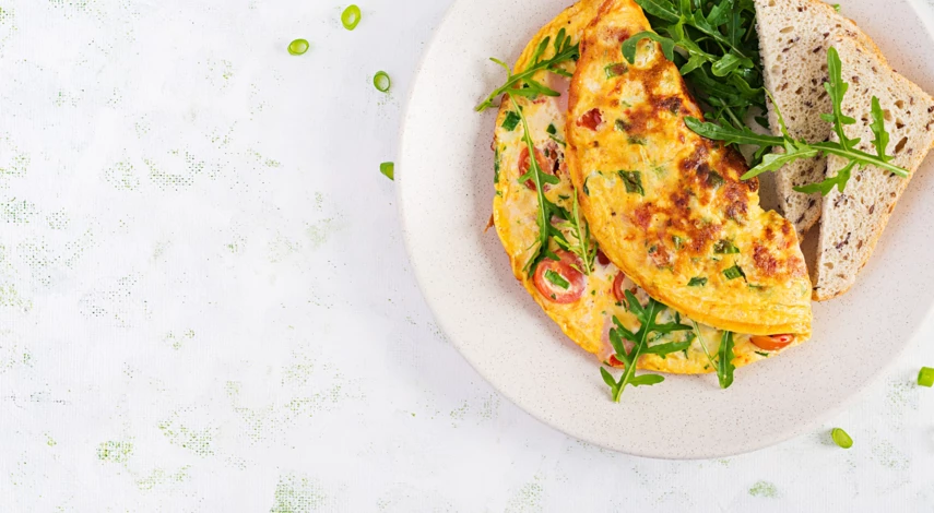 омлет с томатами на сковороде