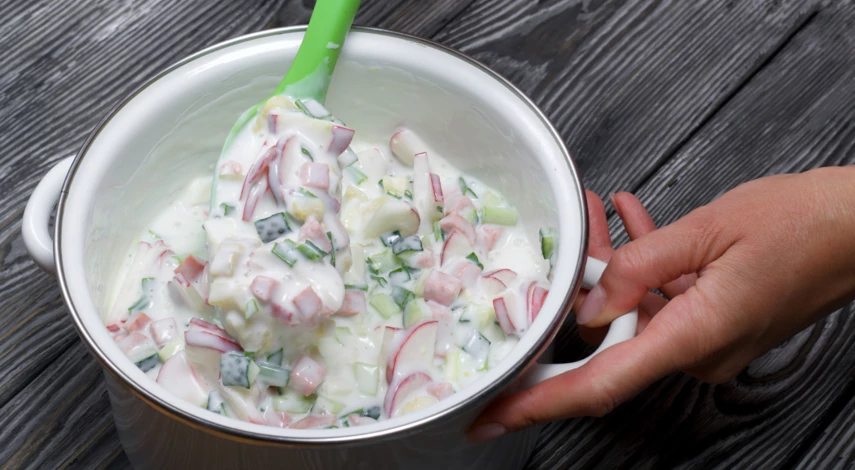 Окрошка с зеленью на кефире