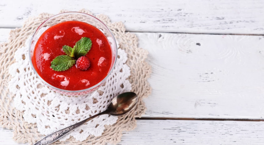 Окрошка с клубникой