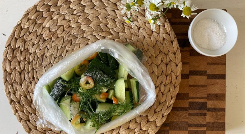 Малосольные огурцы в пакете