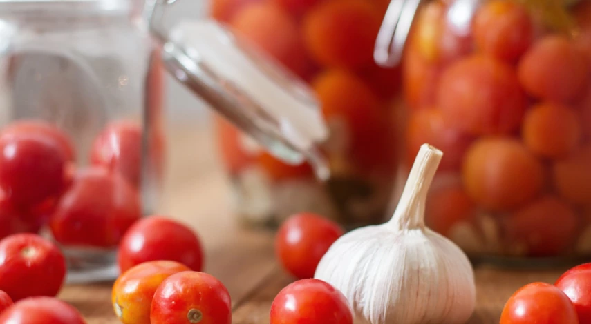 Маринованные томаты в банке