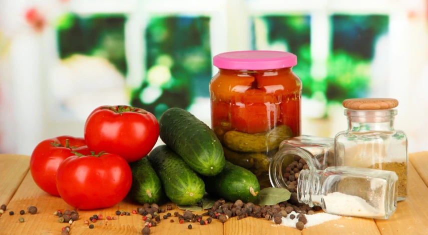 Соленые огурцы и помидоры вместе