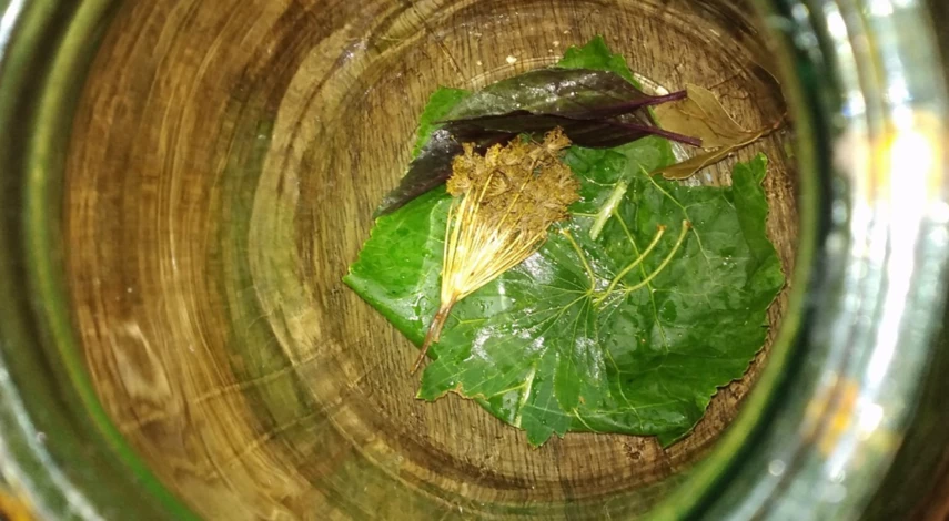 Приготовление ассорти из помидоров и огурцов