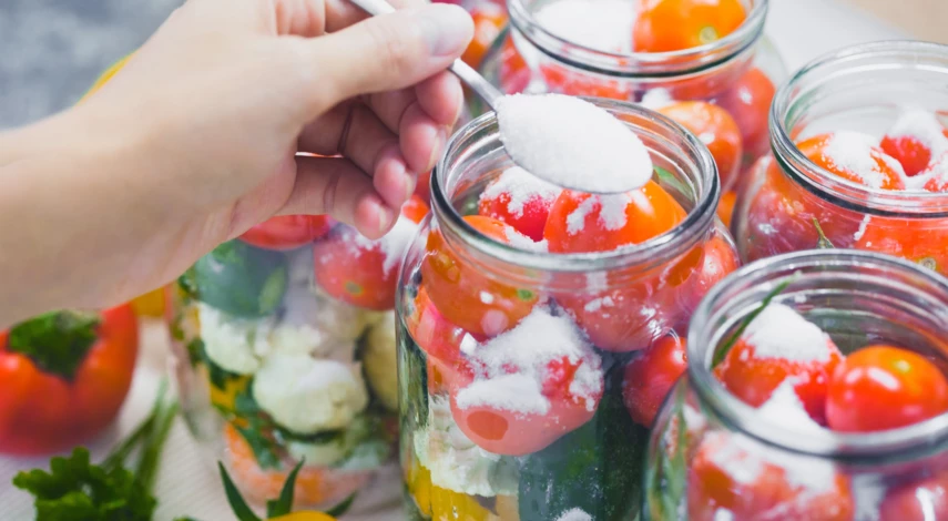 Ассорти из маринованных томатов и огурцов