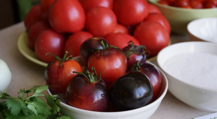 Продукты для ассорти из томатов и огурцов