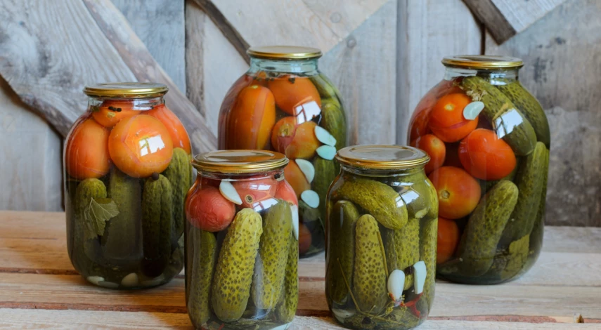 вкусное ассорти из огурцов и томатов