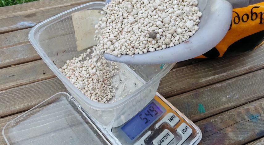 чем подкормить малину осенью под зиму