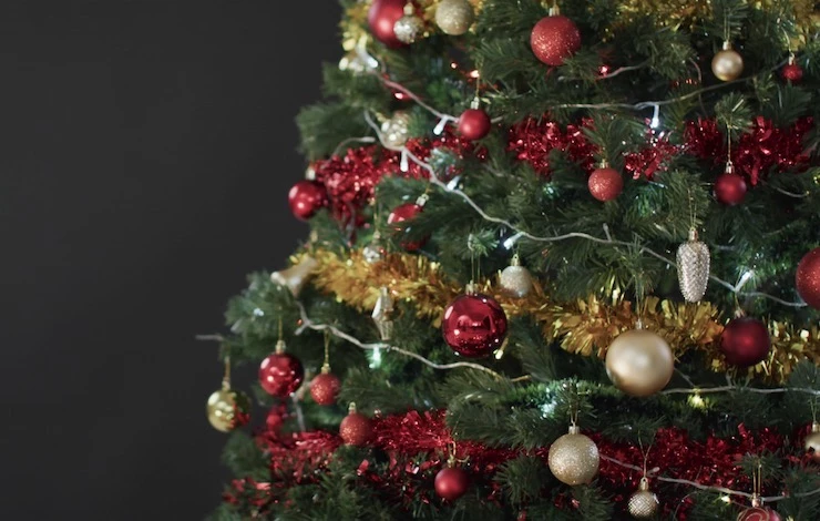 украсить елку 2025 цветами